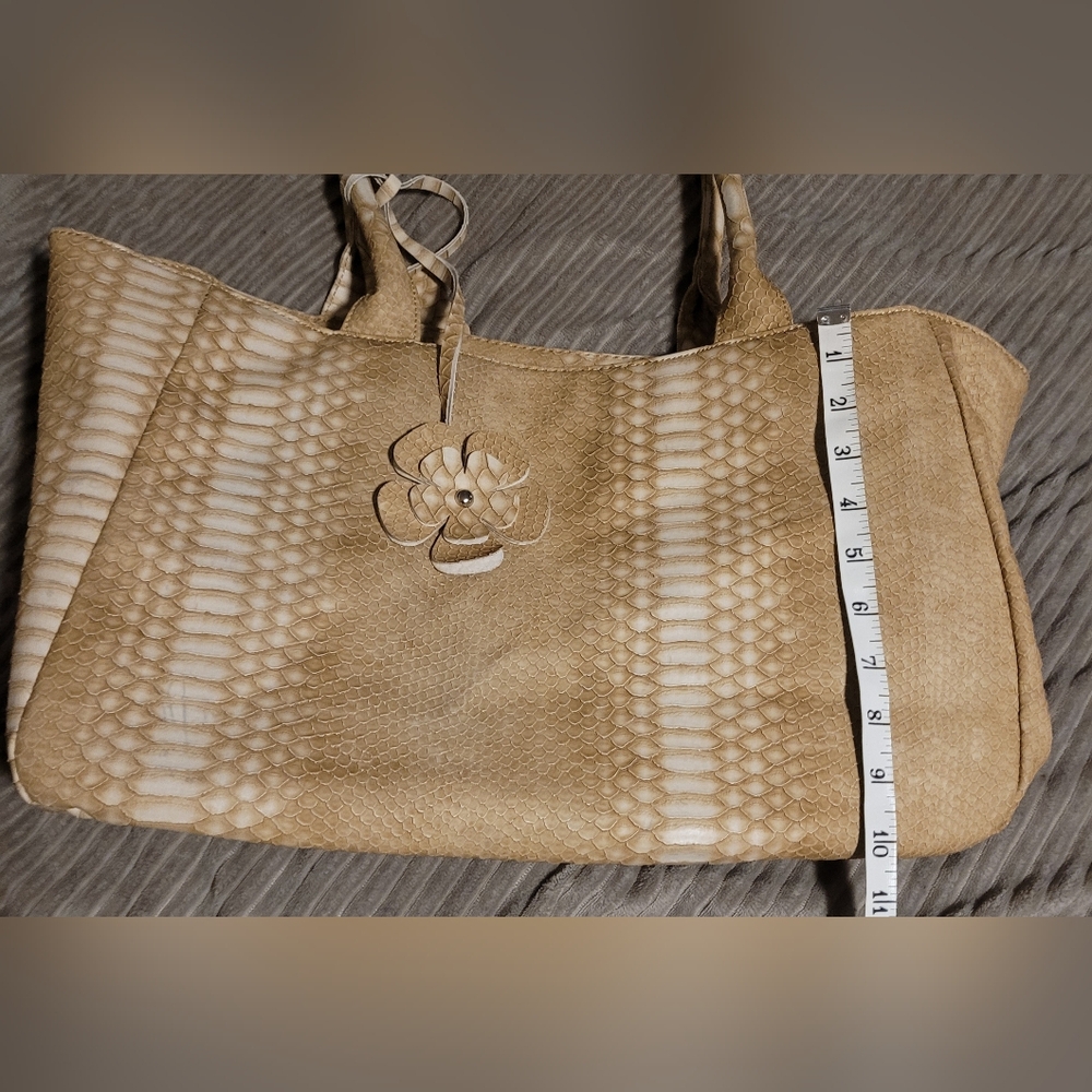Penelope Ann Seeet City Tan Faux Snake Skin Textured Tote - Picture 11 of 12